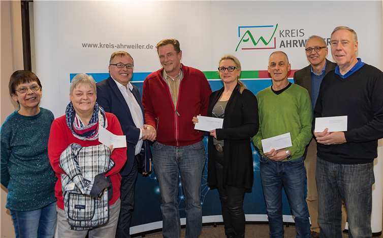 Vertreter der Tierschutzvereine nehmen von Landrat Dr. Jürgen Pföhler (3.v.l.) ihren Bescheid über den Zuschuss entgegen. Foto: Bernhard Risse/Kreisverwaltung