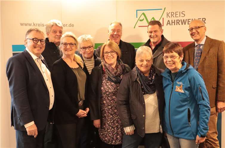 Vertreter der Tierschutzvereine nehmen von Landrat Dr. Jürgen Pföhler (li.) ihren Bescheid über den Zuschuss entgegen.Foto: Kreisverwaltung