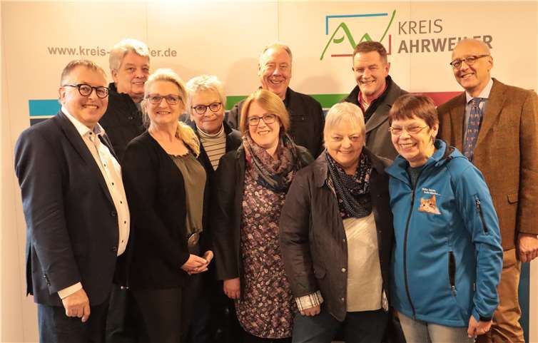 Vertreter der Tierschutzvereine nehmen von Landrat Dr. Jürgen Pföhler (li.) ihren Bescheid über den Zuschuss entgegen. Foto: Kreisverwaltung