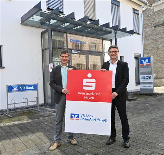Vertreter der VR Bank und der KSK vor der ab Mitte Oktober gemeinsam betriebenen SB-Filiale in Nickenich in der Kirchstraße 6. Ferdinand Duschner (links) als Leiter des KSK-BeratungsCenters Kruft und Oliver Engels als Direktor Regionalmarkt MayenRhein der VR Bank. Foto: KSK Mayen/ Ralph Künzel