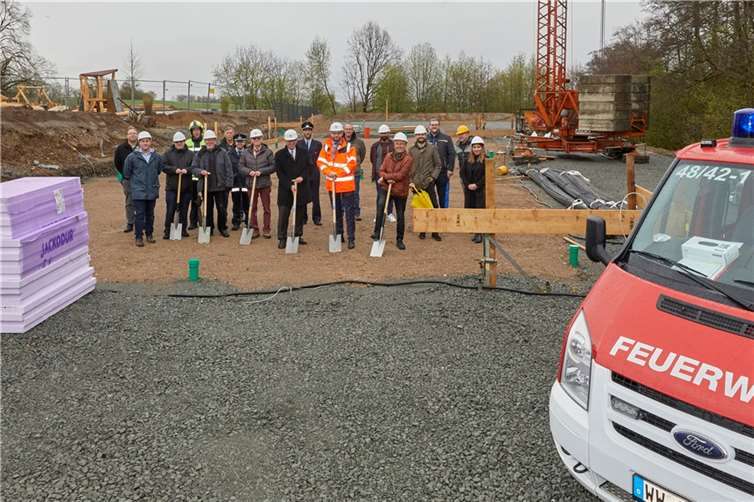 Vertreter der Verbandsgemeindeverwaltung, der Feuerwehr, der am Bau beteiligten Firmen sowie der Kommunalpolitik trafen sich auf der Baustelle im Montabaurer Stadtteil Horressen zum symbolischen Spatenstich für das neue Feuerwehrgerätehaus. Läuft alles nach Plan, soll die Löschgruppe Horressen-Elgendorf bis zum Frühjahr 2023 in ihrem neuen Zuhause eingezogen sein. Foto: VG Montabaur/Olaf Nitz