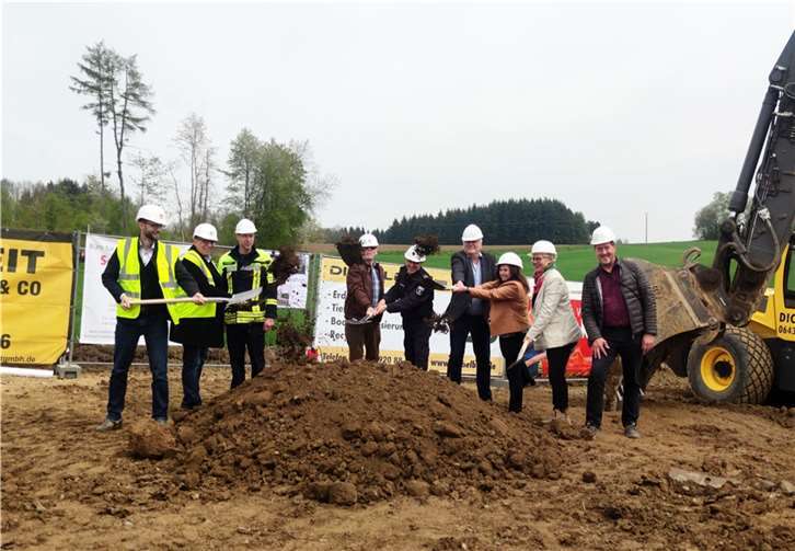 Vertreter der Verbandsgemeindeverwaltung, der Feuerwehr, der am Bau beteiligten Firmen sowie der Kommunalpolitik trafen sich auf der Baustelle in Niederelbert zum symbolischen Spatenstich für das neue Feuerwehrgerätehaus. Läuft alles nach Plan, soll die Freiwillige Feuerwehr Niederelbert im späten Frühjahr 2023 einziehen können.  Foto: VG Montabaur