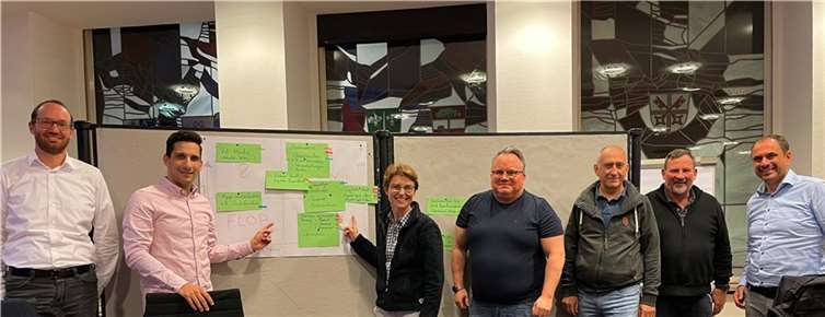 Vertreter der Verwaltung und der Stadtratsfraktionen trafen sich zu einem gemeinsamen Workshop, um die neue Andernach-App weiter zu verbessern und auszubauen. Foto: privat