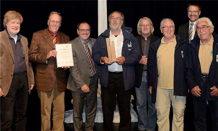 Vertreter der Wacholderwacht mit Laudator Gerd Heilmann (dritter. v.l.) und dem Präsidenten der Zukunftsinitiative, Landrat Heinz-Peter Thiel (zweiter v.r.).Manfred Lang