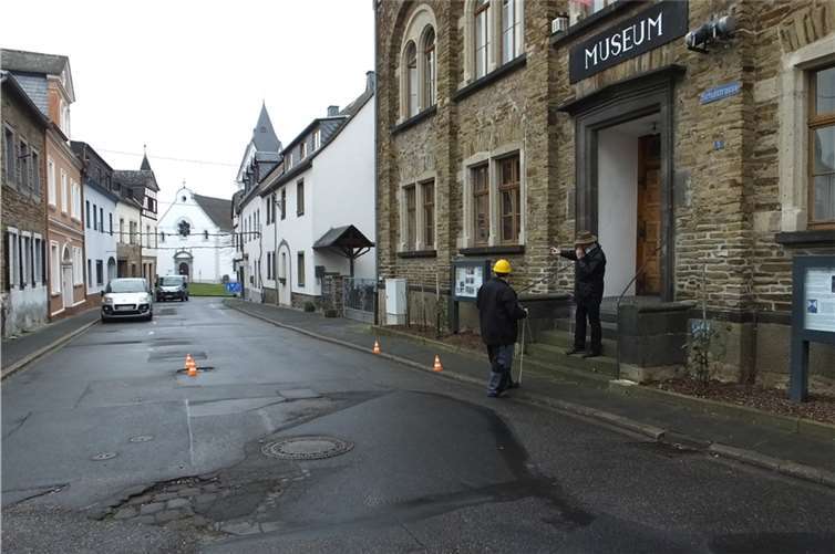 Vertreter der bauausführenden Firma und derer von Winningen beim Ortstermin vor dem Museum.