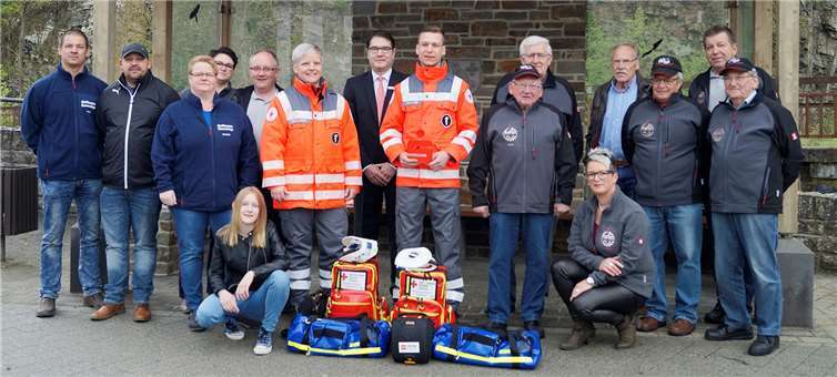 Vertreter der beiden Vereine Traktorclub Schuld/Ahr und AhrFelsenInFlammen e.V., Manfred Ginster von der Fahrschule Manfred Ginster, Wolfgang Kasper (Leiter der Kreissparkassen-Geschäftsstelle in Insul), Dunja Schug und Tobias Lussi. Julia Kläsgen
