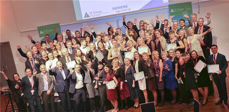 Vertreter der besten Schulen Europas im Bereich „ökonomische Bildung“ freuen sich über die Auszeichnung.