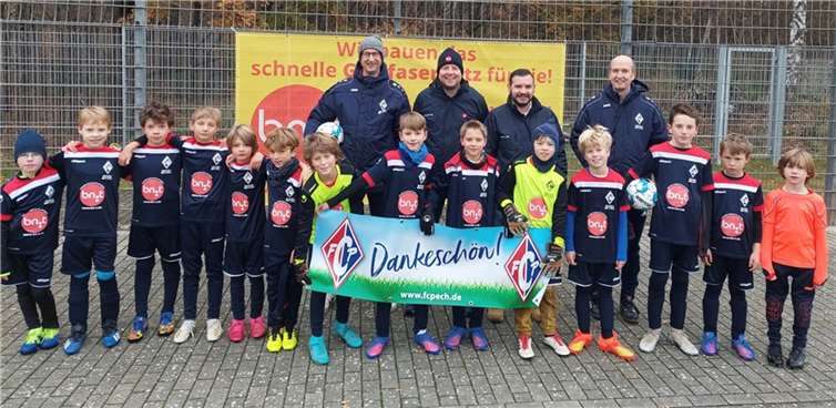 Vertreter der bn:t Christian Pasch (2.v.links) und Nikolaos Pantios (2.v.rechts) gemeinsam mit der E-Jugendmannschaft des FC Pech.  Foto: FC Pech e.V.