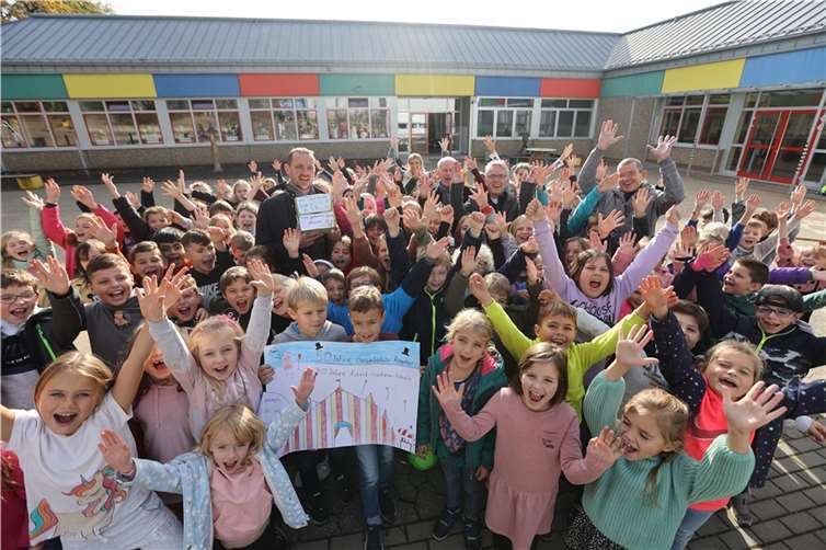 Vertreter der drei Gemeinden trafen sich in der Astrid-Lindgren-Schule, um den Erlös der Schülerschaft zu übergeben. Foto: privat