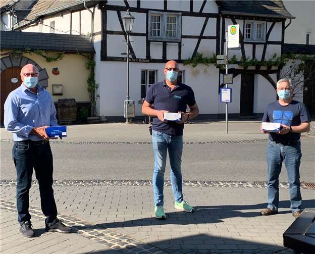 Vertreter der örtlichen Vereine nahmen die Masken entgegen. Foto: privat