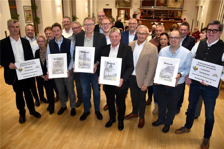 Vertreter der siegreichen Orte wurden im Anhausener Dorfgemeinschaftshaus geehrt.  Fotos: HEP