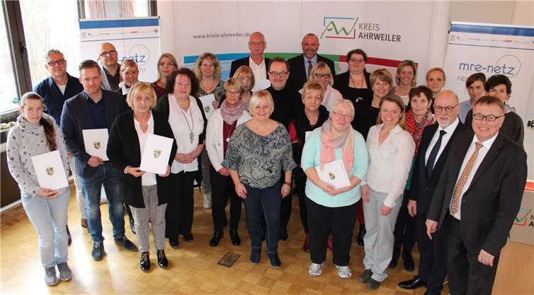 Vertreter der zwölf ausgezeichneten Einrichtungen nahmen das Qualitätssiegel entgegen.Foto: DU