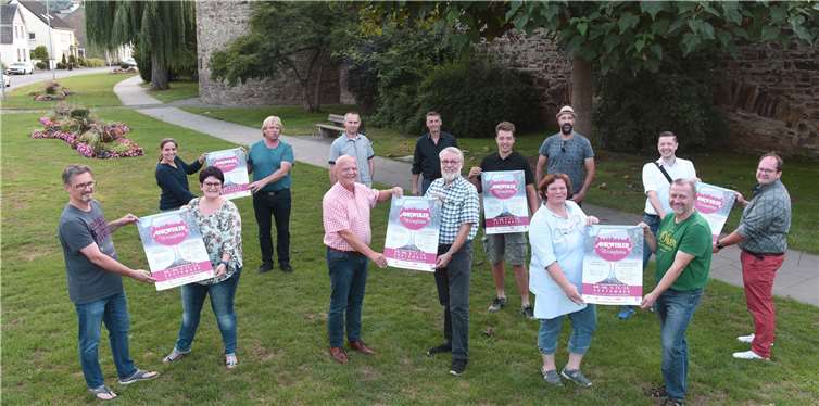Vertreter des Arbeitskreises Ahrweiler (AK) und der Standbetreiber, die gemeinsam die Ahrweiler Weingärten auf die Beine stellen:Vordere Reihe (v. l.).: Frank Koch (AK), Stefanie Koll-Bensberg (Arbeitskreisvorsitzende), Martin Warlich (AK), Bernd Krah (AK), Tanja Lingen (Weingut Peter Lingen), Frank Bensberg (AK)Hintere Reihe (v. l.): Theresa Appel (Ahrtal-Tourismus), Stefan Kurth (Weingut Kurth), Oliver Piel (AK), Marc Linden (Weingut Sonnenberg), Felix Brüggert (Next Generation - Winzerhof Körtgen), Michael Kriechel (Weingut Peter Kriechel), Christian Senk (Geschäftsführer Ahrtal-Tourismus), Sebastian Jonas (AK). Foto: Martin Gausmann