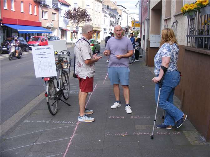 Vertreter des Bürgerbegehrens im Gespräch vor Ort in der Straße Vor dem Voigtstor.  Fotos: privat