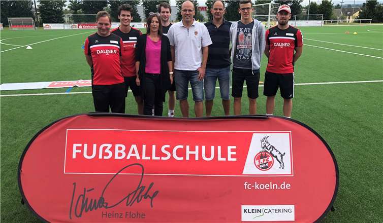 Vertreter des FC Alemannia Plaidt mit den Sponsoren. privat