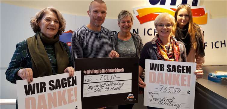 Vertreter des Fördervereins Jugendtreff Ochtendung freuen sich über die großzügige Unterstützung.  privat