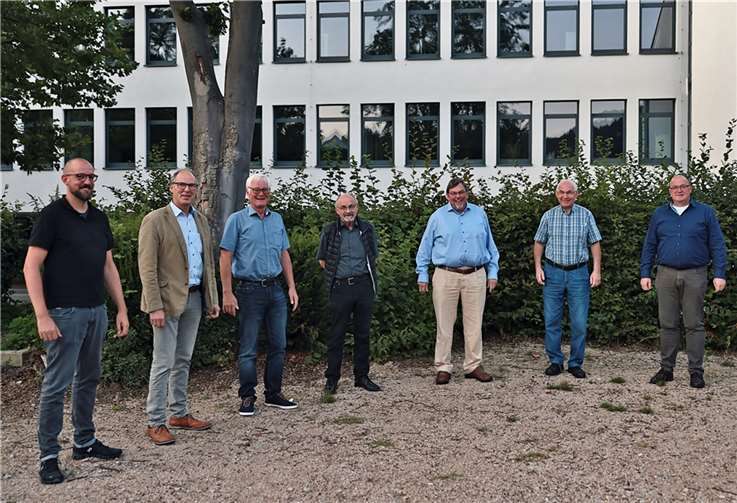 Vertreter des „Fördervereins Krankenhaus und Notarztstandort Adenau“ und vom „Verein für Heimatpflege Adenau“ haben zusammen 10.500 Euro an den Bürgermeister der VG Adenau Guido Nisius (1.v.r.) überreicht.Foto: Werner Dreschers