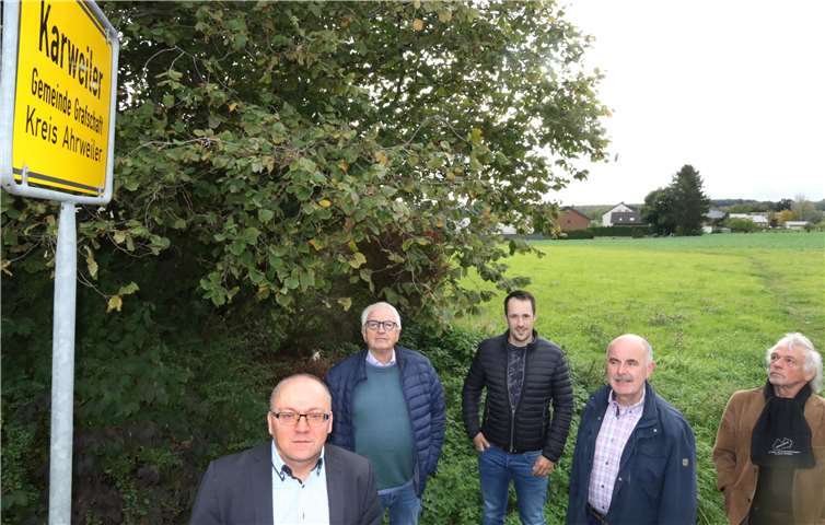 Vertreter des Fraktionsvorstandes der CDU-Grafschaft am geplanten neuen Standort für Bauland in Karweiler. Foto: privat