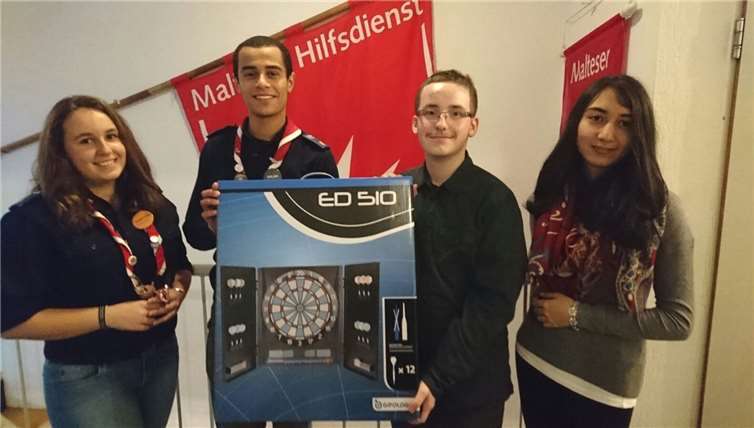Vertreter des Jugendrates Meckenheim bei der Übergabe der Dartscheibe an die Malteser Jugend.privat
