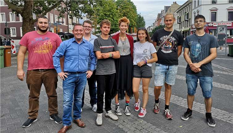 Vertreter des Juso-Stadtverbands Neuwied trafen sich mit der Projektgruppe „Sicherer Hafen Neuwied“ für einen gemeinsamen Austausch in der City.“ Foto: privat