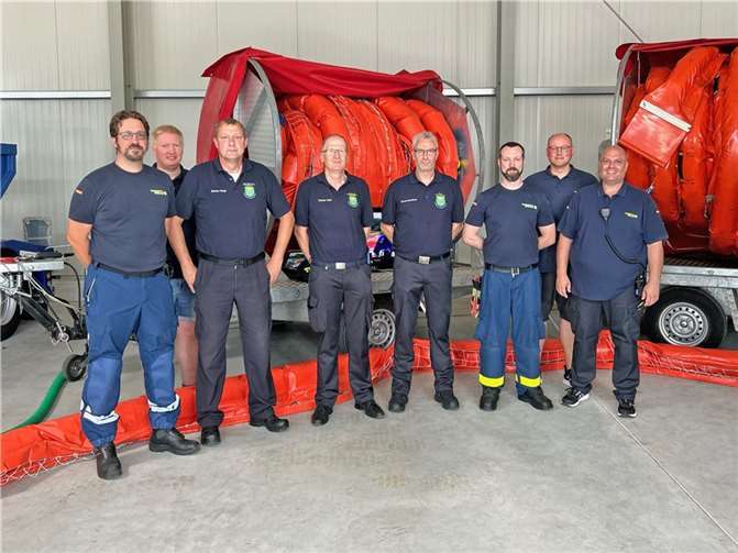 Vertreter des Katastrophenschutzes Mayen-Koblenz besuchten den Tag der offenen Tür des Koblenzer THW und dessen Mitglieder, wo einer der beiden kreiseigenen Ölsperren-Anhänger ab sofort stationiert ist.  Foto: Technisches Hilfswerk Koblenz