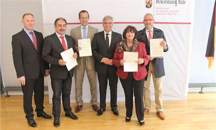 Vertreter des Kooperationsverbundes von Polch mit Münstermaifeld und Ochtendung (Landkreis Mayen-Koblenz) bei der Übergabe des Aufnahmebescheides in Mainz. privat