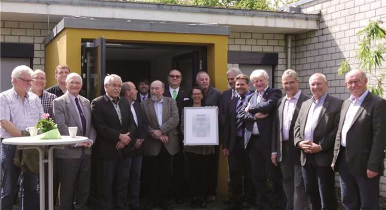 Vertreter des Krematoriums Koblenz präsentieren stolz das Zertifikat des AKK. privat