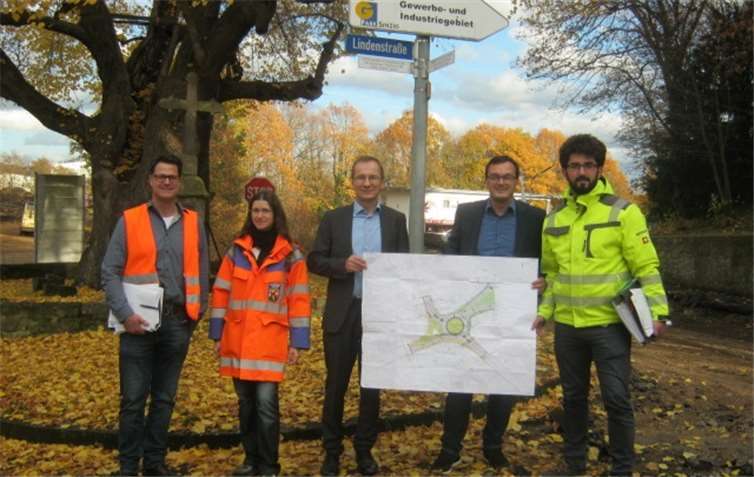 Vertreter des LBM und Bürgermeister Andreas Geron beim Vor-Ort-Termin an der Baustelle.privat