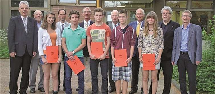 Vertreter des Lions-Clubs, des Rotary-Clubs und des Fördervereins mit den Preisträgern. Privat