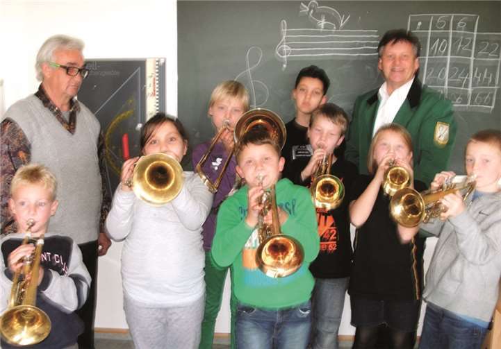 Vertreter des Musikvereins mit Diplom Musiker Viktor Jost bei der Übergabe der Instrumente an die teilnehmenden Schüler der Blechblasinstrumente-Arbeitsgemeinschaft der Grundschule Vettelschoß. Privat