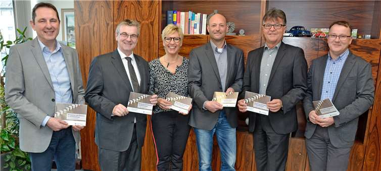 Vertreter des Netzwerkes Demenz und die Kreisspitze sind sich sicher, dass der neue Leitfaden für die Angehörigen eine gute Unterstützung darstellt.Foto: privat