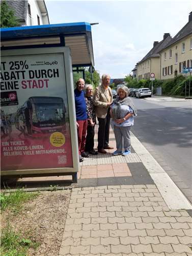 Vertreter des Ortsrings Karthause trafen sich an der barrierefreien Haltestelle „Löwentor“ mit der Anwohnerin der Straße „Am Spitzberg“ Helga Volkenborn (re.), (weiter v.re.) Harald Pohl, Roswitha Jung (Vorsitzende des Ortsrings), Edgar Kühlenthal.  Foto: Gudrun Kühlenthal