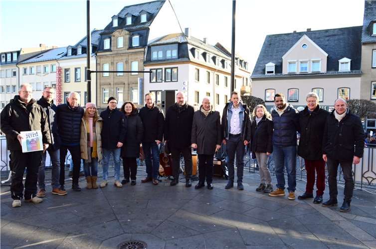 Vertreter des Parteienbündnisses und Redner der Kundgebung (v.l.): Markus Esper, Oliver Schick, Ekkehard Raab, Natascha Lentes, Dirk Meid, Andrea Nahles, Maximilian Mumm, Dekan Jörg Schuh, Gernot Mittler, Martin Reis, Pfarrerin Metje Steinau, Raduan Fatine, Rolf Schäfer und Michael Tutas.
