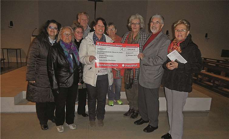Vertreter des Pfarrgemeinderates und Verwaltungsrates St. Peter bei der Spendenübergabe an Bernhard Ickenroth. privat