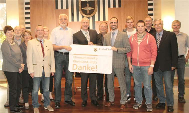 Vertreter des Rates und von Vereinen waren bei der Unterzeichnung anwesend. AND