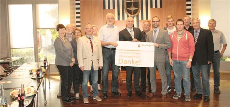 Vertreter des Rates und von Vereinen waren bei der Unterzeichnung anwesend. AND