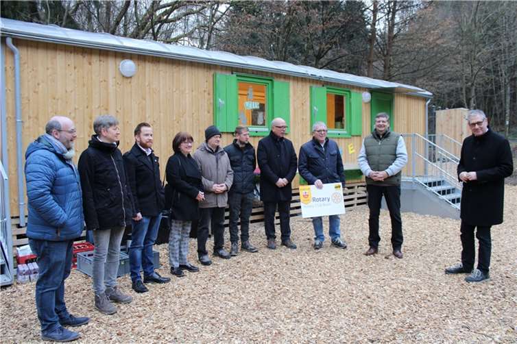 Bonner Rotary Club hilft Flutopfern im Ahrtal Vertreter des Rotary Club Bonn und der Stadt Bad Neuenahr-Ahrweiler bei der Übergabe des neuen Waldkindergartenwagens. Fotos: DU