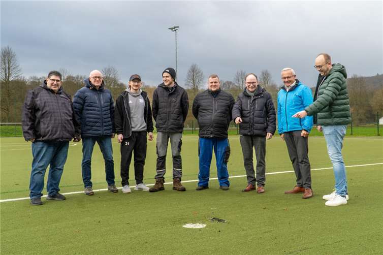 Vertreter des SV Roßbach/Verscheid im Gespräch mit Landrat Achim Hallerbach, Ortsbürgermeister Thomas Boden und dem Beigeordneten Pierre Fischer.  Foto: Jan Fischer