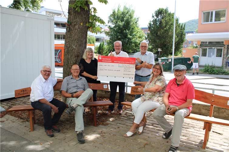Vertreter des Seniorenbeirates der Verbandsgemeinde Maxdorf sowie Marion Surrey (Zweite von rechts, Leiterin Mehrgenerationenhaus), Hans-Jürgen Juchem (oben Mitte) und Frank Kühnel (oben rechts) freuen sich über die großzügige Spende zweier Holz-Sitzbänke sowie eines namhaften Geldbetrages des Seniorenbeirates Maxdorf an das Mehrgenerationenhaus/Haus der Familie. Foto: DU