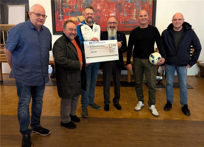 Vertreter des TUS Kehrig, der Martinshilfe und der Tafel Polch bei der Übergabe der Spende.  Foto: Frau Schomisch