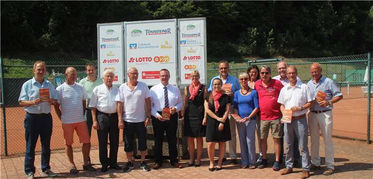 Vertreter des Tennis Clubs Blau-Weiß mit Unterstützern und Sponsorendes 32. Internationalen Tennis-Seniorenturniers Bad Breisig 2019. Dabei auchVerbandsgemeindebürgermeister Bernd Weidenbach (7. v.r.), VereinsvorsitzenderWalter Erben (rechts außen) und Turnierdirektor Uli Adams (ganz links).