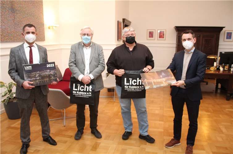 Vertreter des Vereins „Ein Licht für Koblenz“ übergeben den aktuellen Kalender an OB David Langner (re.). Quelle: Stadt Koblenz
