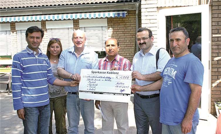 Vertreter islamischer Gemeinde überreichen den Scheck an Dirk Crecelius, Leiter der Kita Eulenhorst.privat