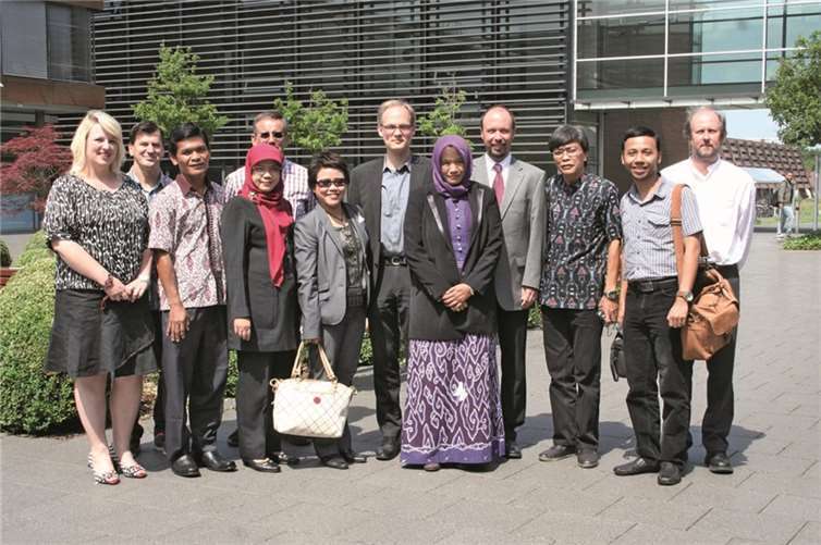 Vertreter und Organisatoren der Hochschule Koblenz/RheinAhrCampus und Vertreter der indonesischen Pflegeschule gemeinsam im Innenhof des RheinAhrCampus. privat