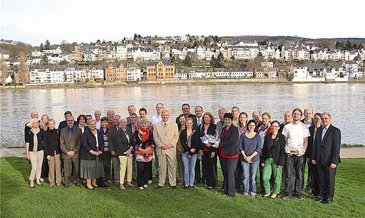 Vertreter und Vertreterinnen der einzelnen Institutionen und die Mitglieder der JoHo-Schängel-Stiftung. US