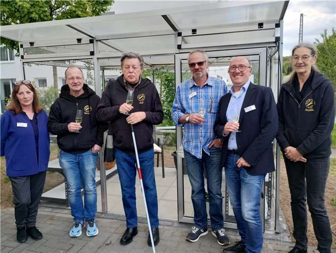 Vertreter vom Kulturverein BREISIG.live übergaben offiziell „das kleinste Museum von Rheinland-Pfalz“ an die Vertreter der Senioreneinrichtung: v.li. Manuela Datan, Leitung Soziale Betreuung „Haus Kleine Perle; ; Torsten Weltscheck, stellv. Vorsitzender BREISIG.live; Rolf Henzgen, Geschäftsf. BREISIG.live; Markus Bosa, Haustechniker „Kleine Perle“; Jürgen Löhr, Einrichtungsleitung „Haus Kleine Perle“; Angelika Weigel, Vorstand BREISIG.live Fotos: Kulturverein BREISIG.live e.V./Jana Drechsler