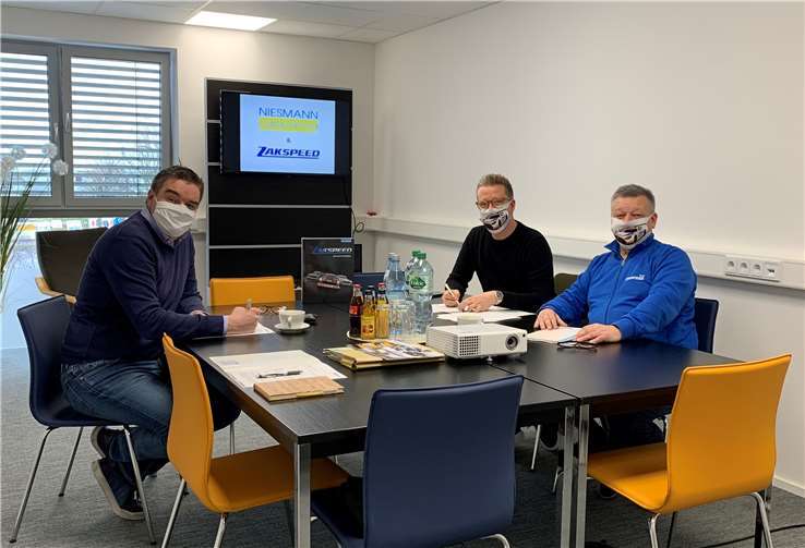 Vertreter vom Team Zakspeed und Niesmann Caravaning bei Verkündung der Partnerschaft. Foto: Manfred Muhr