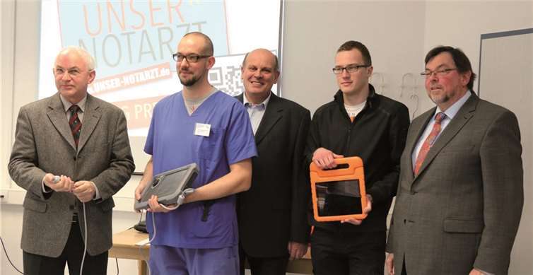 Vertreter von Förderverein, Krankenhaus und DRK stellen die technischen Geräte vor.