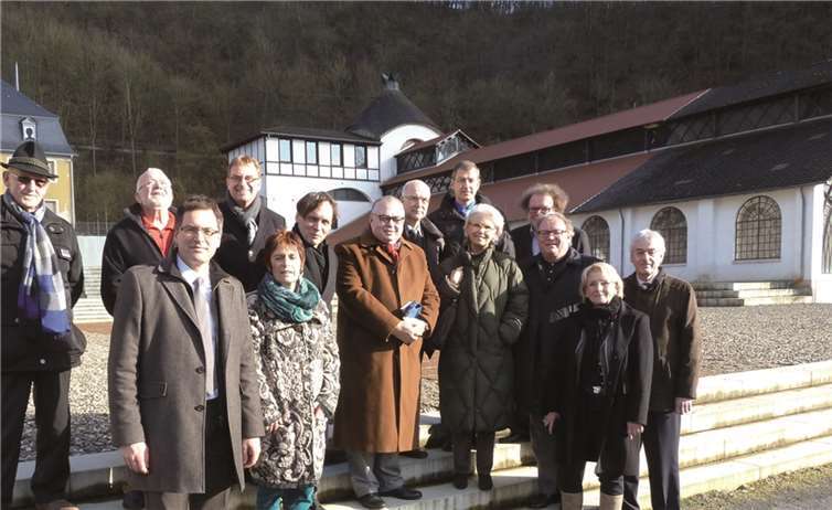 Vertreter von Freundeskreis und Stiftung Sayner Hütte bei der Besichtigung der Sanierungsmaßnahmen (v.r.): Bürgermeister Michael Syré, Rehlinde Glöckner, Kulturstaatssekretär Walter Schumacher, GDKE Generaldirektor Thomas Metz, Fürstin Gabriela Sayn-Wittgenstein-Sayn, Michael Doetsch, Prof. Andreas Bührig-Polacek, Vorsitzender des Stiftungsbeirates Prof. Dr. Meinrad Maria Grewenig, Prof. Wolfgang Lorch, Claudia Schwarz, Werner Prümm, Dr. Achim Schloemer, Werner Dietz, Werner Hennemann. T. Naethe