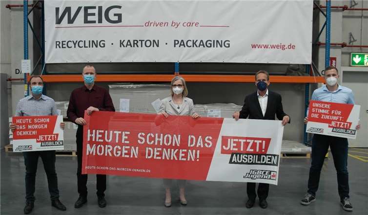 Vertreter von Geschäftsleitung, Betriebsrat und der Gewerkschaft IGBCE bei der Aktion im WEIG Kartonwerk in Mayen. Foto: privat